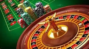 Dealer live casino profesional sedang menjalankan permainan