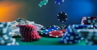 Dealer casino profesional di meja live casino yang interaktif